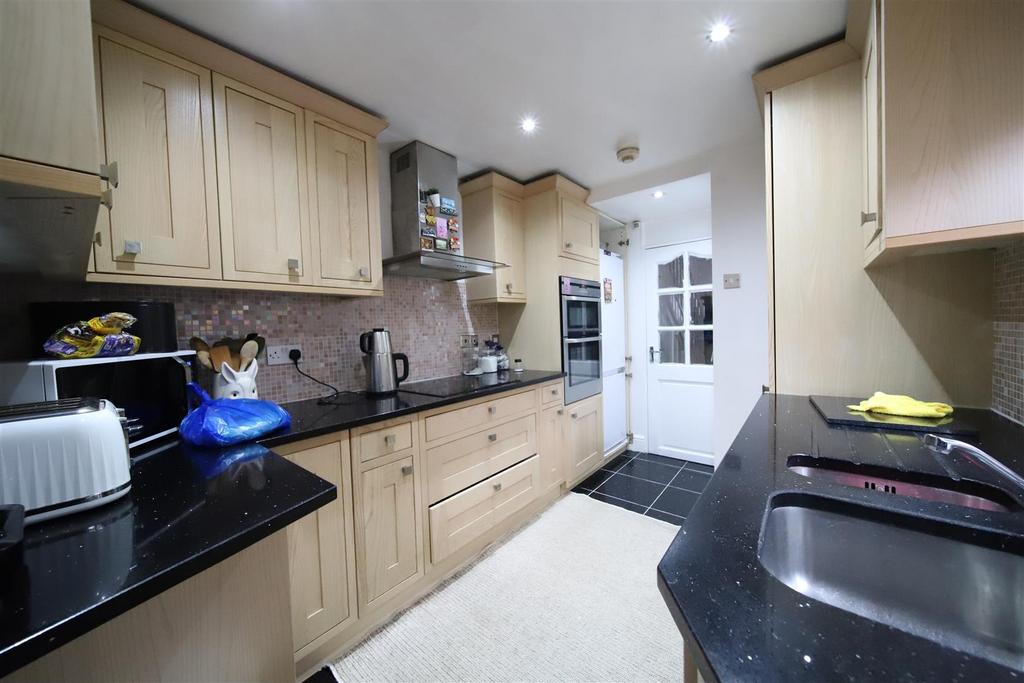 Kitchen 2.jpg