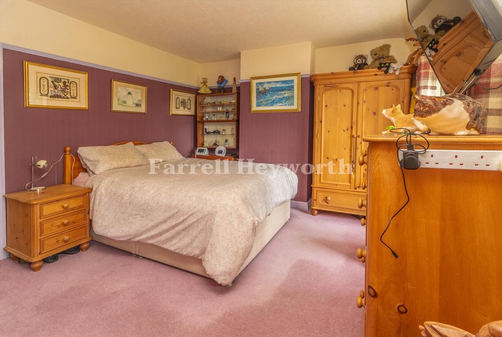 Bedroom 1 image 3
