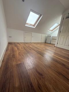 Studio to rent, Rosemary Avenue, Hounslow TW4