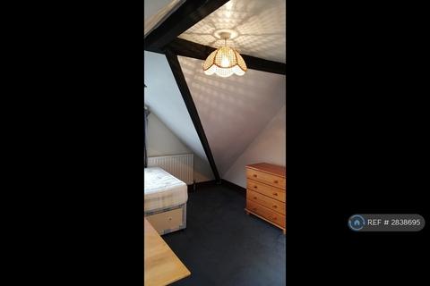 1 bedroom in a house share to rent, Lynton Road, London, W3