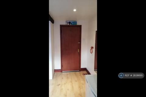 1 bedroom in a house share to rent, Lynton Road, London, W3