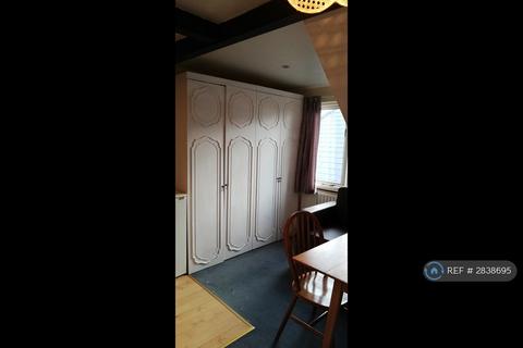 1 bedroom in a house share to rent, Lynton Road, London, W3