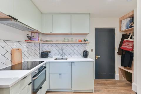 Studio to rent, Loughborough Court, Brixton, London, SE24