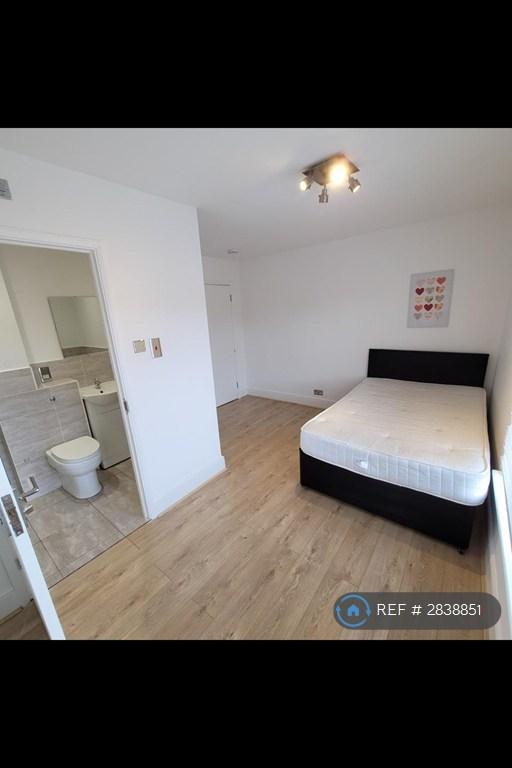 *Now Taken* Double Room 3 With Ensuite & Parking