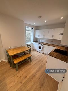 3 bedroom flat to rent, Radbourne Road, London, SW12