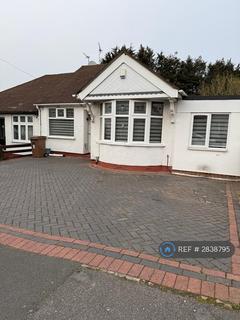 4 bedroom bungalow to rent, Rushden Gardens, Ilford, IG5