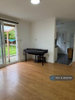 4 bedroom bungalow to rent, Rushden Gardens, Ilford, IG5
