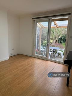 4 bedroom bungalow to rent, Rushden Gardens, Ilford, IG5