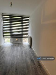4 bedroom bungalow to rent, Rushden Gardens, Ilford, IG5