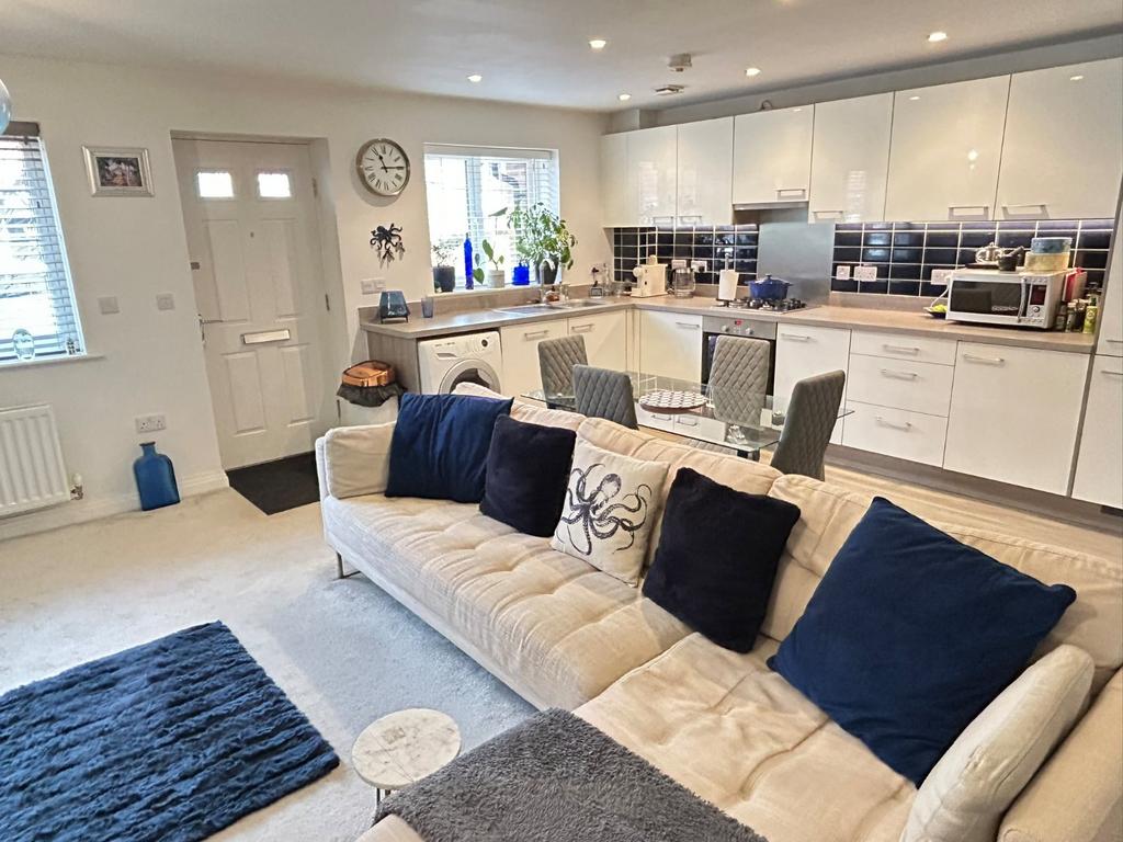 Lounge/Dine/Kitchen