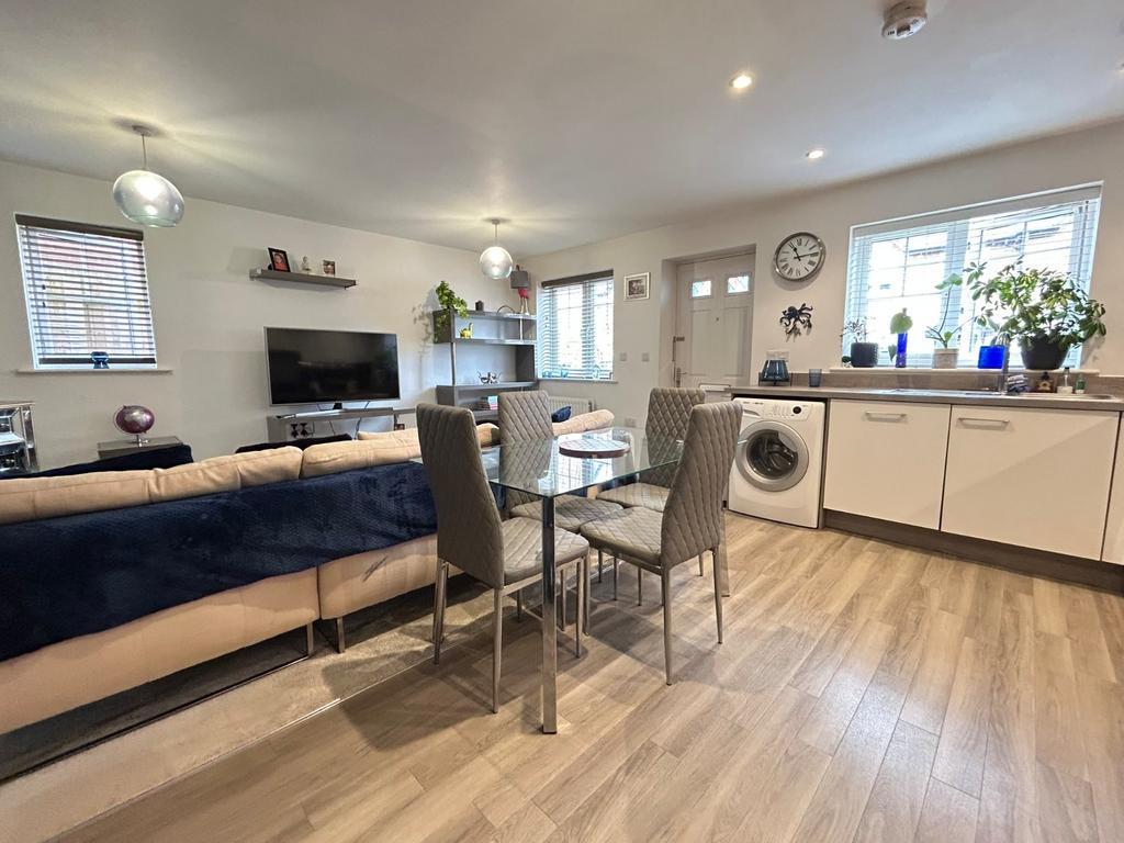 Lounge/Dine/Kitchen