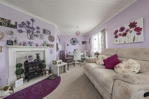 2 bedroom park home for sale, Willows Riverside Park, Windsor