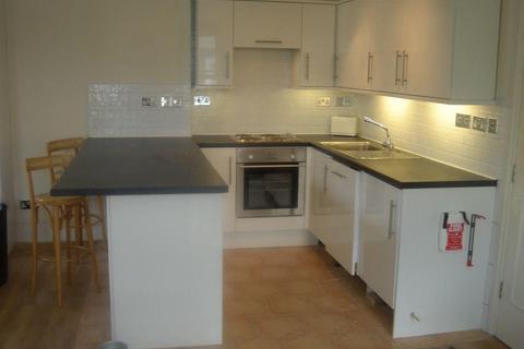 Studio to rent, Warwick Way, London