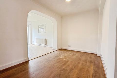 5 bedroom semi-detached house to rent, Birkdale Road, London SE2
