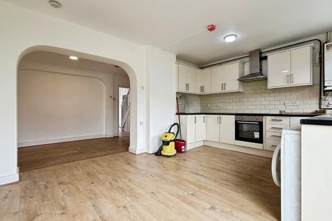 5 bedroom semi-detached house to rent, Birkdale Road, London SE2