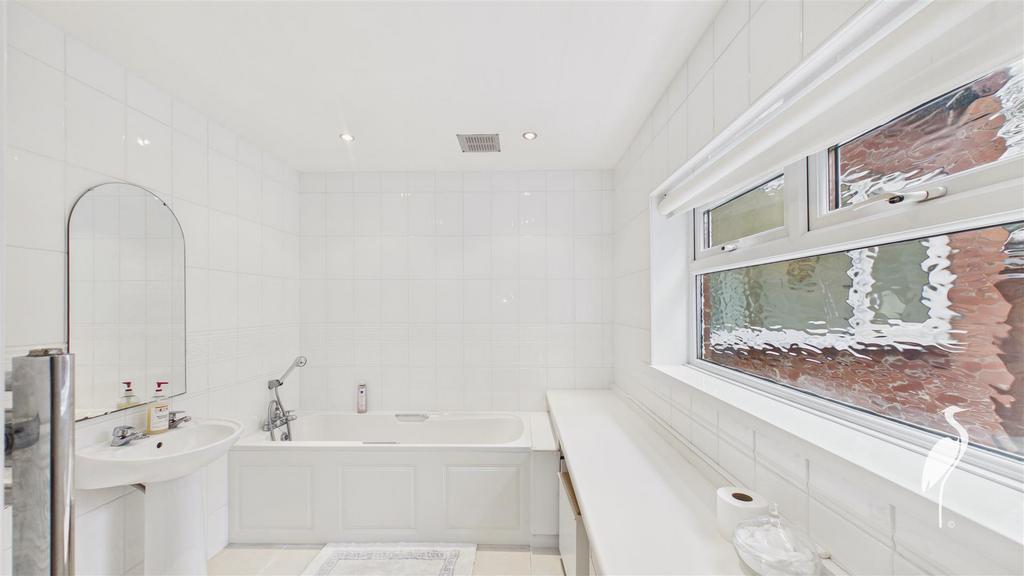 En-Suite Bathroom