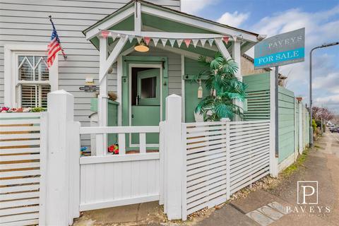 2 bedroom cottage for sale, Church Road, Walton On The Naze