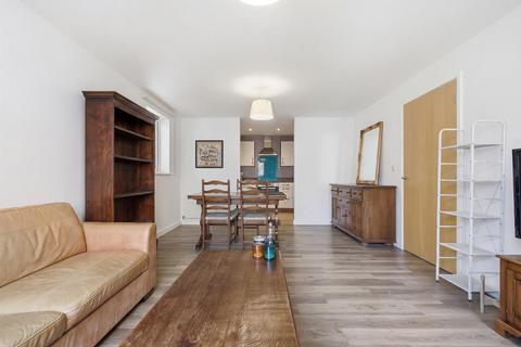 3 bedroom flat to rent, Seven Sisters Road, London N4