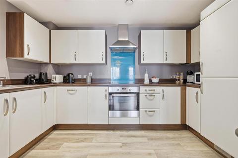 3 bedroom flat to rent, Seven Sisters Road, London N4