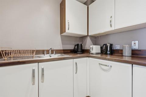3 bedroom flat to rent, Seven Sisters Road, London N4