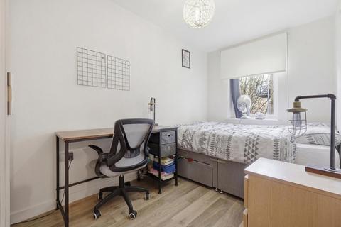 3 bedroom flat to rent, Seven Sisters Road, London N4