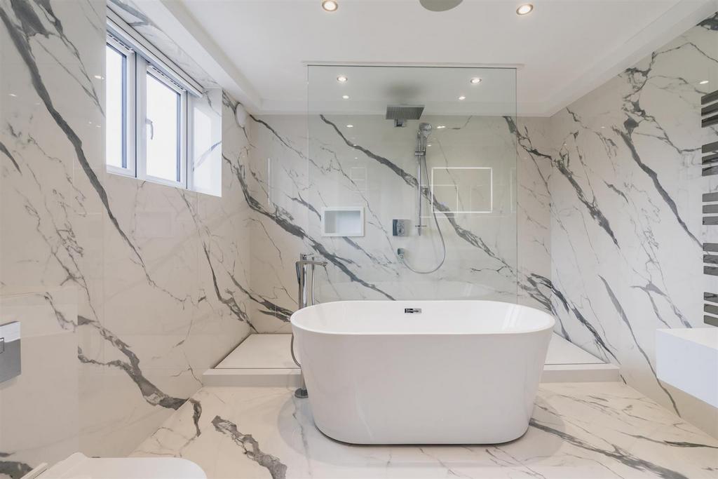Master En-Suite Bathroom