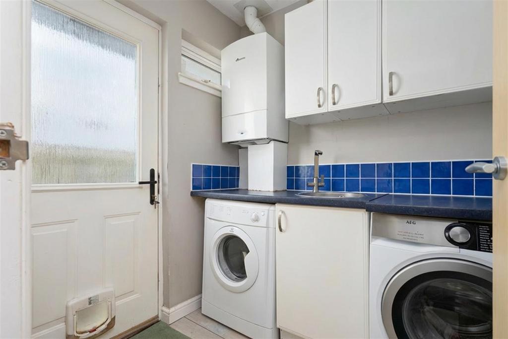 19 Hunterhall Pl-0026 decluttered.jpg