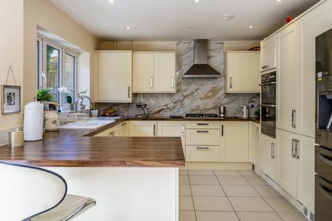 4 bedroom house for sale, Hawthorne Gardens, Caterham, CR3