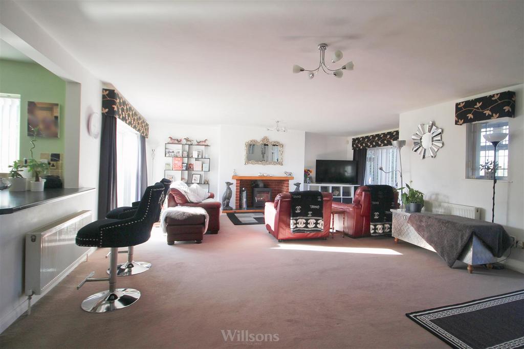 Lounge/Dining Room