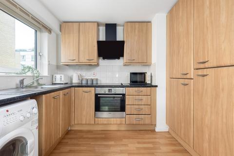 2 bedroom flat to rent, Townmead Road