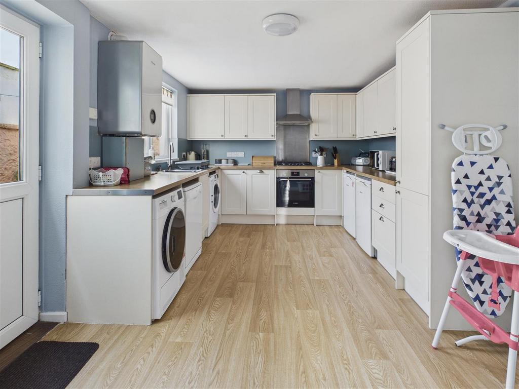 Kitchen/ Dining Room