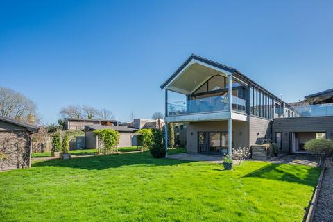 5 bedroom detached house for sale, Main Road, Earls Barton, Northampton NN6 0HJ