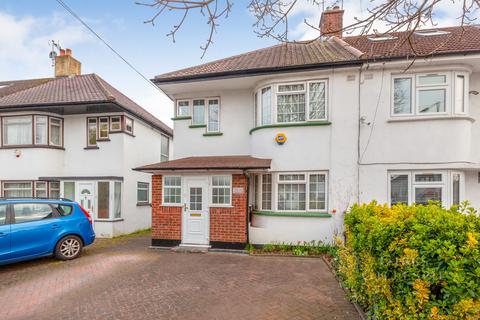 3 bedroom semi-detached house to rent, Windsor Avenue, Uxbridge, UB10