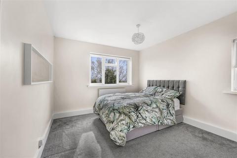 undefined, Centre Avenue, Epping