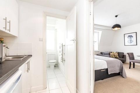 Studio to rent, Hill Street, London, W1J