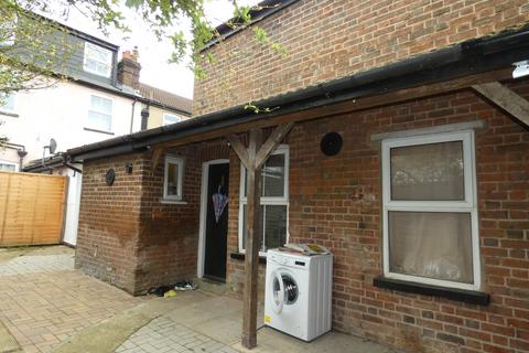 1 bedroom maisonette to rent, High Street, London Colney