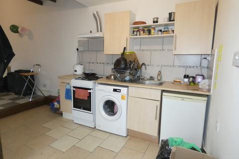 1 bedroom maisonette to rent, High Street, London Colney