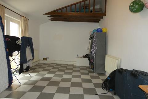 1 bedroom maisonette to rent, High Street, London Colney