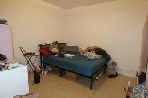 1 bedroom maisonette to rent, High Street, London Colney