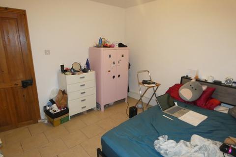 1 bedroom maisonette to rent, High Street, London Colney