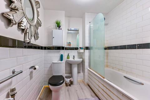 1 bedroom flat for sale, Seven Sisters Road, Finsbury Park, London, N4