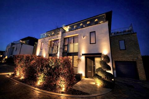 4 bedroom semi-detached house for sale, St. Clements Avenue
