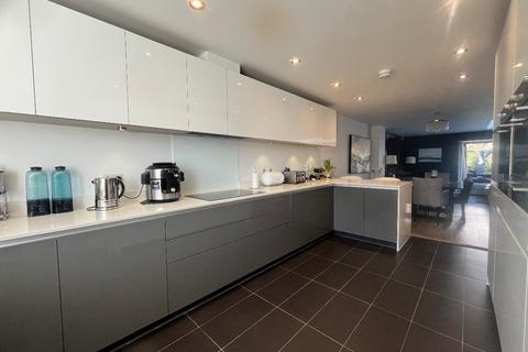 4 bedroom semi-detached house for sale, St. Clements Avenue