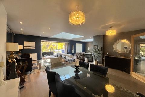 4 bedroom semi-detached house for sale, St. Clements Avenue