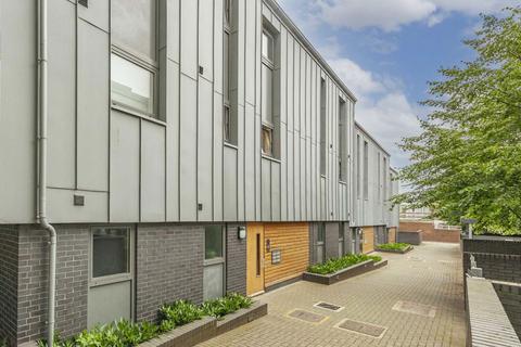 1 bedroom flat to rent, Wharncliffe Mews, London SW4