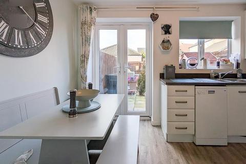 3 bedroom end of terrace house to rent, Wisteria way, Nottingham, NG14