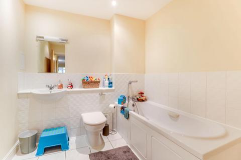2 bedroom flat to rent, Cleve Place, Bridgewater Road, Weybridge, KT13