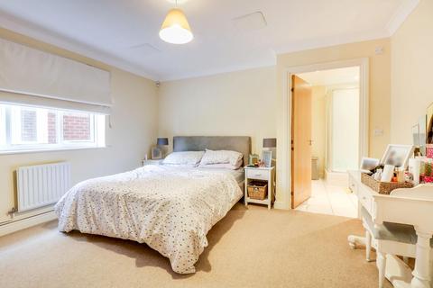 2 bedroom flat to rent, Cleve Place, Bridgewater Road, Weybridge, KT13