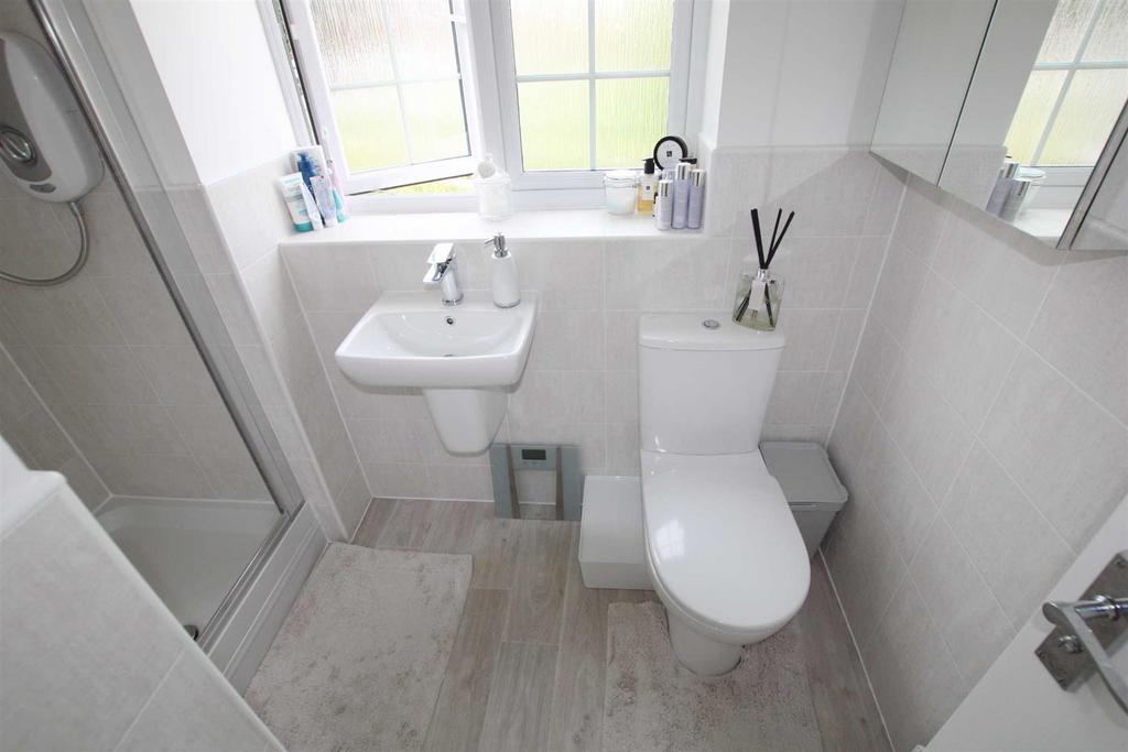 En-suite Shower Room / WC: