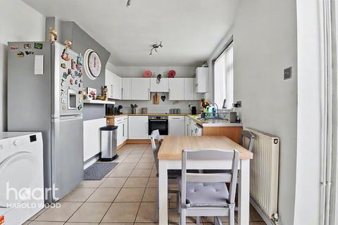 3 bedroom terraced house for sale, Lancing Road, Harold Hill